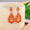 Pendientes étnicos bohemios con diseño de nicho europeo y americano, con forma de gota de metal y cuentas naranjas.