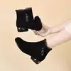 Botas Curtas Couro Macio Bico Redondo Solado Macio 2026 Nova Moda Versátil Botas de Cano Curto Femininas Outono Inverno Plus Veludo Solado Macio Mãe