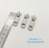 Cabeça de zíper de fábrica em estoque Não. 3 Não. 5 Não. Bolsa com zíper e puxador inferior de metal prateado brilhante com 8 pérolas