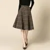 Saia Plaid Nova de Inverno 2025 Feminina de Comprimento Médio Cintura Alta Cobrindo o Quadril Slim Casual Versátil Saia Evasê