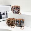 Bolso popular con estampado de leopardo de este año para mujer, bolso bandolera portátil con nuevo diseño de nicho para otoño e invierno 2024.