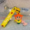 Chaveiro de Desenho Pequeno Pingente Bebê Chorando Série Amarela Pingente de Chave Casal Mochila Escolar Pequeno Pingente Atacado