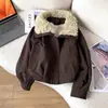 Chaqueta de trabajo corta estilo europeo de imitación de lana de cordero con cuello de solapa, forrada de forro polar y engrosada, diseñada para mujeres petite.