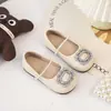 Bailarinas de punta cuadrada de temperamento francés para mujer, novedad primavera y verano 2025, sin cordones con pedrería, combinan con falda, zapatos de suela blanda