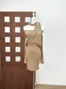 Nuevo Estilo25 Otoño Hombros Descubiertos Diseño Único Vestido de Punto con Cinta Ondulada Manga Larga Bodycon para Mujer con un Toque de Alta Gama