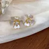 Pendientes de Flor y Mariposa con Baño de Oro Real de 14K y Circonita, Simples y Elegantes, Pendientes Versátiles, Pendientes de Lujo Ligero y de Gama Alta para Mujeres
