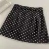 Saia curta branca com bolinhas da moda para mulheres, coleção outono 2026, cintura alta, casual, saia evasê fashion que acentua os quadris
