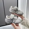 Sapatos Casuais Versáteis da Moda para Meninas 2026 Primavera/Verão Novos Sapatos Estilo Retro Forrest Gump para Crianças Maiores Tendência Sapatos de Treino Alemães