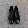 Zapatos planos populares para mujer, nuevo modelo de otoño 2026, adecuados para combinar con faldas, zapatos casuales de charol, planos, tipo ballet, de suela suave, de piel pequeños