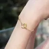 Livro vermelho pequeno explosões pulseira de pétala de trevo de quatro folhas 2024 novo pulseira simples de temperamento de nicho uma geração de cabelo
