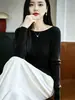Suéter Andy de lã macio e confortável para mulheres, corte justo, design ombro a ombro, decote único de um ombro, padrão canelado irregular, efeito emagrecedor, perfeito como peça de base ou suéter
