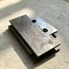 La placa de tongue para transportador rascador de mina de carbón tiene una estructura simple, es fácil de desmontar y montar, y es resistente a los impactos.. La cabeza y la cola del transportador están equipadas con placas protectoras para el eje.
