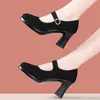 Zapatos de vestir de suela blanda Qipao para mujer de terciopelo 2026 nuevo modelo de otoño zapatos de tela impermeables para bailar tacones altos de suela gruesa para madre