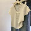 Camiseta Feminina de Verão 2025 de Cor Sólida com Decote V e Manga Curta com Renda na Borda do Ombro, Tricot Fino, Desejo Puro, Manga Voadora