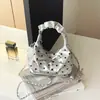 Outono de 2026 novo poá doce e fresco design plissado bolsa transversal estilosa com corrente atacado bolsa feminina