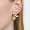 Pendientes de Flor de Acero Inoxidable Chapado en Oro de 18 Quilates, Venta Caliente Transfronteriza de Nicho, Conservación del Color, Sensación de Alta Gama, Joyería PVD que No se Desvanece para Mujeres