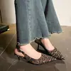 Sandálias Fechadas Lindo Salto Gatinho para Mulheres, Novo Estilo Verão 2026, Estilo de Nicho, Bico Fino, Estampa de Leopardo, Sapatos Fechados de Salto Médio para Mulheres