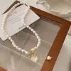 Colar de Pérolas Sintéticas Levemente Luxuoso Estilo Francês para Mulheres, Moderno e Versátil, Corrente de Clavícula Elegante, Fresco e Doce
