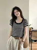 Camiseta de malha de seda gelada listrada em duas cores para mulheres, novo estilo de verão, gola U, ombro normal, versão coreana pura e desejável, adequada para usar em camadas, manga curta
