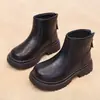 Botines para niña estilo Martin negros suela gruesa piel suave cierre trasero 2026 Nuevo estilo Otoño/Invierno estilo británico versátil antideslizantes de moda