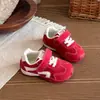 Zapatillas casuales ligeras de velcro para niñas, nueva colección primavera/otoño 2026, zapatillas de entrenamiento transpirables alemanas para niños, zapatos sencillos para jardín de infantes