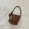 Bolso cubo tejido de nicho casual estilo coreano para mujer, nuevo bolso de hombro de moda, bolso de hombro y cruzado para commuting