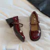 Nuevos zapatos de cuero para mujer estilo chino 2026 otoño nuevo zapatos de tacón bajo con tacones gruesos, tiras de perlas y punta redonda tacones altos