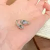 Anillo de serpiente de doble cabeza de moda más vendido transfronterizo incrustado con esmeraldas, exquisito y creativo, lujo ligero, vintage, anillo personalizado para el dedo índice
