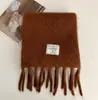 Venta de liquidación de bufandas con 40% de descuento en un puesto, bufandas largas y cortas de hilo de felpa tejido cálido para otoño e invierno en oferta