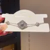 Pulseira Geométricas Rombos Florais Zircônia Concha Padrão Escovado Luxo Leve Nicho Alto Padrão Simples Elegante Joia de Mão para Mulheres