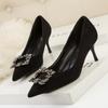 121-9 Moda europea y americana sexy adelgazante tacones altos zapatos de mujer tacón de aguja boca poco profunda puntiagudo pedrería hebilla cuadrada zapatos de tacón alto