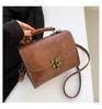 Bolsa Pequena Vintage Embossada Feminina 2024 Nova Moda Outono e Inverno Bolsa de Ombro Transversal Texturizada Design de Nicho Bolsa Quadrada Pequena