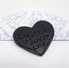 G04 Coração de Pêssego Couro Sintético PU Coração de Amor Gravado Chaveiro de Couro Pequenos Acessórios Pingentes Materiais Acessórios para Joias DIY Acabamentos