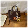 Bolso de Cubo Retro de Nicho para Mano para Mujer Otoño/Invierno 2025 Nuevo Bolso Cruzado con Bordado de Hilo Acolchado de Diamantes Bolso de Hombro Único para el Trabajo y el Trayecto