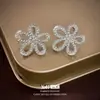 Pendientes de Flor de Cinco Pétalos Tachonados de Diamantes de Lujo Aguja de Plata, Diseño Simple y Versátil, Joyería para Orejas de Temperamento Elegante y Gentil