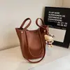 Bolsa Feminina Casual Retro Simples e Fashion com Design e Textura de Nicho, Bolsa de Ombro, Nova Bolsa Saco Primavera 2026