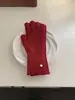 Conjunto de Duas Peças de Cachecol e Luvas para Mulheres Inverno 2025 Novo Lã Tricotada Branca Cachecol Versátil e Quente para Roupas de Trabalho