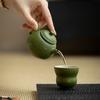Bule de Cerâmica em Estilo Antigo com Detalhes Dourados para Chá Gongfu, Apresentando um Pequeno Design Qinggan, Adequado para Preparar Chá com Filtro de Furos