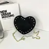 Nueva moda transfronteriza simple tejida con remaches diseño personalizado en forma de corazón bandolera bandolera de cadena de moda directa del fabricante