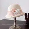 Chapéu de Pescador de Lã com Flor de Gaze 3D e Aba Virada para Mulheres Inverno Retro Moda Chapéu Balde Elegante Leve Luxo Chapéu de Feltro Tendência