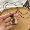 Colar com Pingente Vazado Padrão Pedra Degradê Irregular Vintage para Mulheres, Corrente de Suéter Longa com Corda de Madeira e Design Único