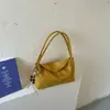Bolsa de ombro de camurça transfronteiriça para mulheres, nova bolsa de mão estilo relaxado de nicho outono 2026, bolsa de axila para o dia a dia