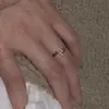Anillo de línea geométrica de diamantes estilo francés, exquisito y de alta gama, ultrafino, apilable, anillo de índice tridimensional de tres diamantes, estilo minimalista