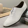 Zapatos de cuero de punta para hombre, nuevos, transpirables, estilo británico, para primavera y verano. Zapatos casuales de negocios blancos. Zapatos de boda coreanos. Entrega en una sola pieza.