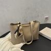 Bolsa Tote de Mano con Lazo de Bufanda de Seda de Lujo Ligero al por Mayor Bolso de Hombro con Costuras de Estilo Nuevo de Verano 2025 Bolso de Axila Moderno