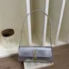 Bolso de axila color burdeos para mujer aprobado por influencers, bolso de hombro con textura vintage, simple y versátil para ir al trabajo, moderno con logo metálico