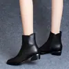 Botines de piel suave para mujer, con suela plana, tacón grueso y diseño de altura media. Nueva colección otoño/invierno 2026, con forro de piel y algodón para mayor calidez, y un diseño aislado con forro polar, resembling a un estilo de bota Martin