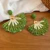 Pendientes de borla de flor de cuentas de color dopamina para primavera, sensación de lujo ligero y alta gama, pendientes atmosféricos estilo vacacional para mujer