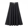 Toma real de una falda de traje negra estilo Hepburn para mujer, de otoño, de cintura alta, fluida, con dobladillo ancho, falda larga de línea A, elegante falda de paraguas