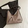 Coleção nova de 2026: uma bolsa de palha estilosa e moderna com uma estética fresca e doce, perfeita para o trajeto e o uso diário. Disponível como bolsa de ombro ou bolsa transversal
